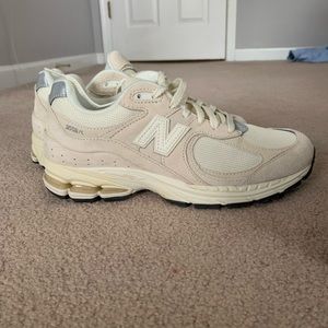 NEW 2002r Calm Taupe New Balance 7 Men’s (fits size 8-8.5 Women’s)